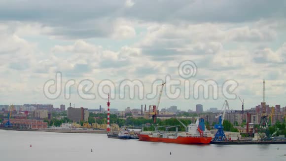 圣彼德堡市港口时间在夏日的云中流逝视频的预览图