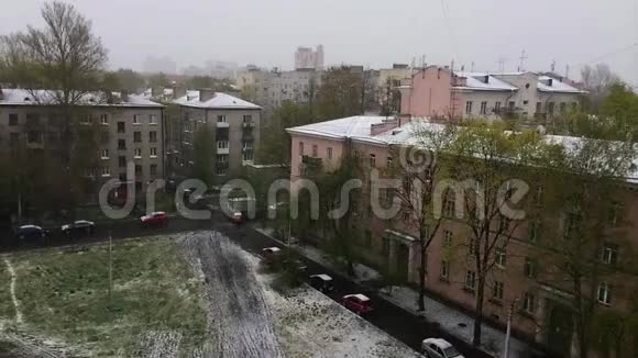 深秋的街景和屋顶外景第一次下雪夏天的雪视频的预览图