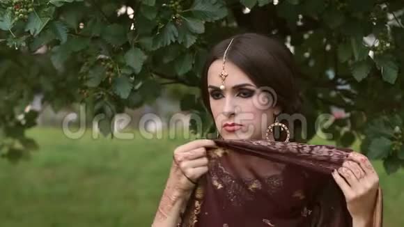穿红色印度传统服装的女孩肖像视频的预览图