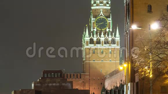 莫斯科斯帕斯卡亚克里姆林宫在冬夜视频的预览图
