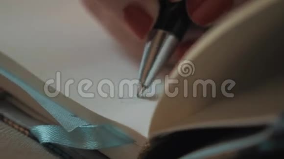 用圆珠笔在白纸上书写女性手红指甲油视频的预览图