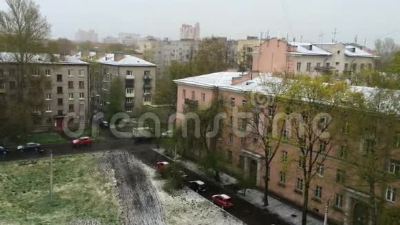 深秋的街景和屋顶外的建筑物第一次下雪视频的预览图