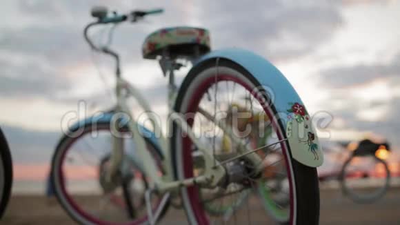 两辆明亮的自行车的后轮集中在海滩上夏天除外视频的预览图