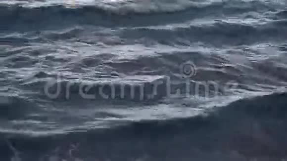 狂风暴雨的海面海浪视频的预览图