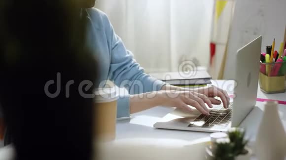 年轻女性程序员在笔记本电脑上写代码视频的预览图