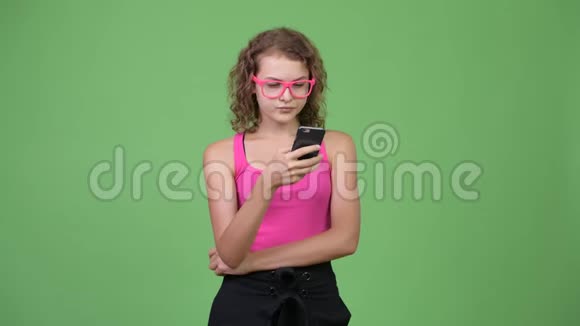 年轻快乐美丽的书呆子女人一边用电话思考视频的预览图