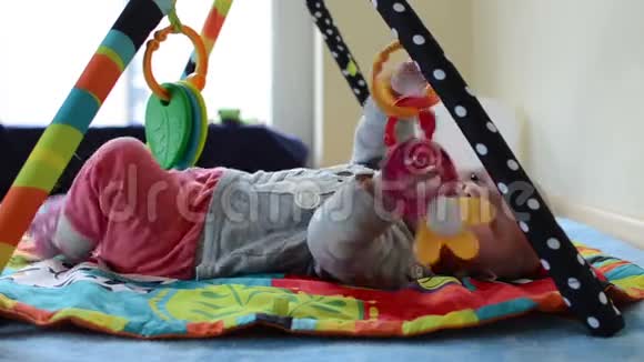 小孩在家吃玩软橡胶玩具躺在孩子气的垫子上视频的预览图