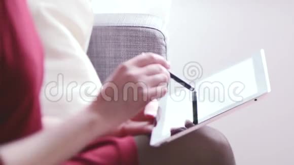 在平板电脑上工作的女人视频的预览图