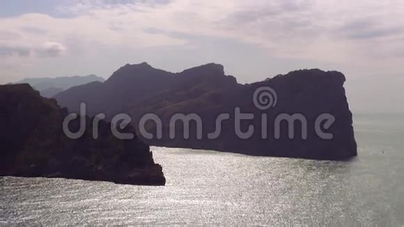 在一个尘土飞扬的下午马洛卡的悬崖线视频的预览图