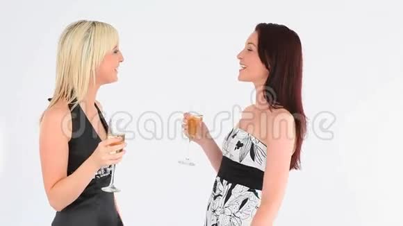 穿着体面的女人和香槟视频的预览图