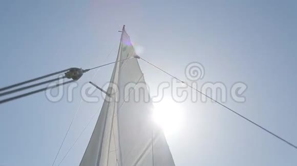 帆和蓝天和太阳的背景视频的预览图