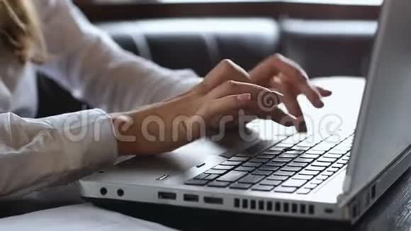 商务女士在办公室用笔记本电脑打字准备财务报告工作视频的预览图