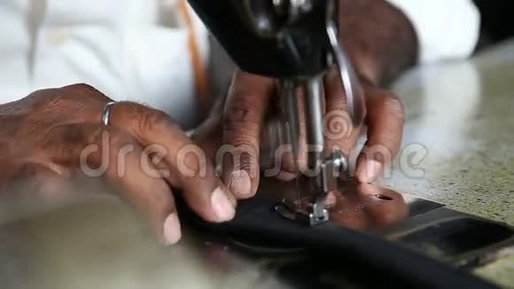 男人在缝纫机上缝纫特写视频的预览图