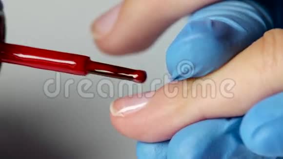 师傅用红漆画客户的指甲关门视频的预览图