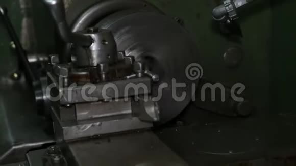 机器操作员在旧车床上操作转动车床在动作视频的预览图