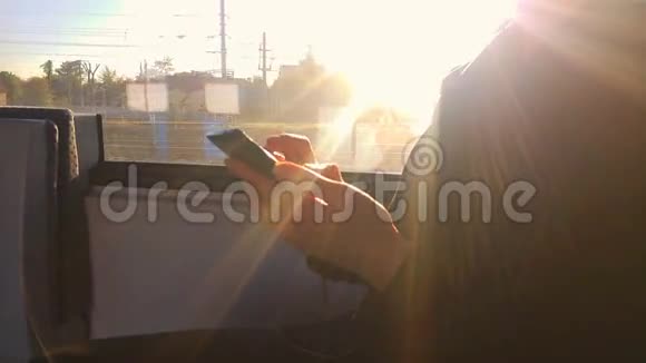 在火车上有手机的女人视频的预览图