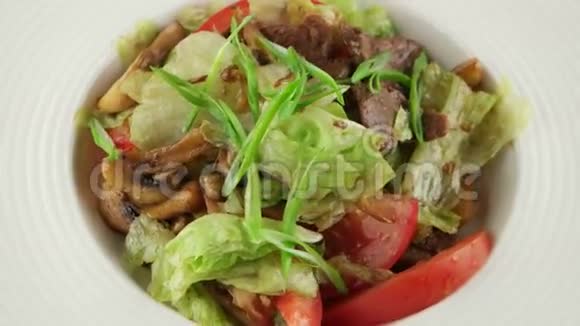 加小牛肉和白盘炒蘑菇的温沙拉视频的预览图