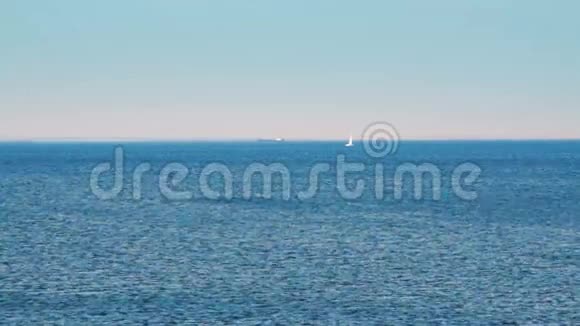 开阔的大海船在地平线上视频的预览图