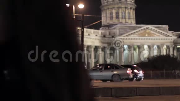 肥皂泡集中在圣彼得堡喀山大教堂夜间背景视频的预览图