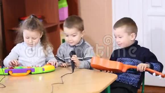 儿童演奏乐器视频的预览图