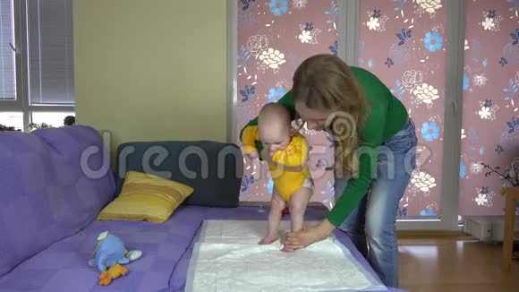 女人带着小男孩儿子做站立练习4K视频的预览图