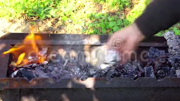 炭火烤架与火焰紧密相连视频的预览图