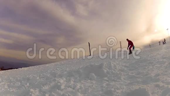 日落时滑雪场上的滑雪者视频的预览图