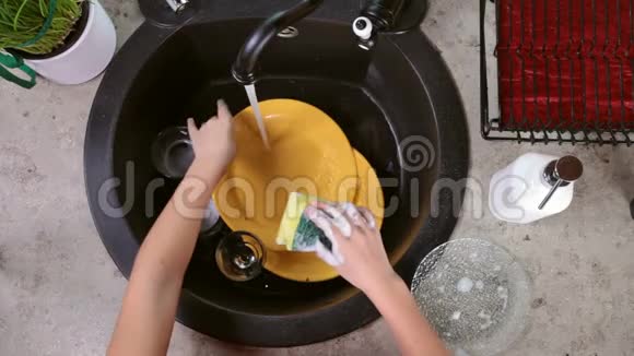 幼儿双手洗碗视频的预览图
