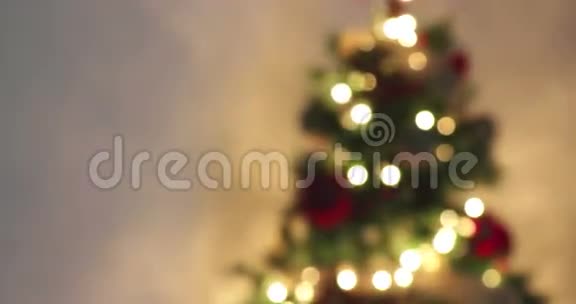 金色的抽象物闪烁模糊的圣诞树灯在金色的温暖背景上闪烁节日的节日视频的预览图