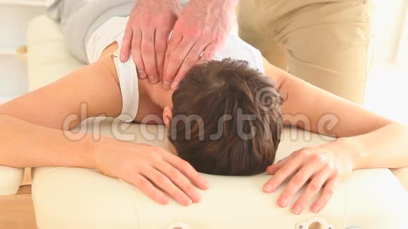 按摩师按摩一个漂亮的女人的脖子视频的预览图