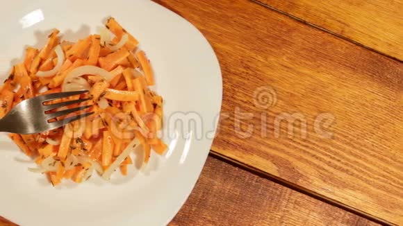 盘子里有胡萝卜和洋葱的新鲜蔬菜沙拉视频的预览图