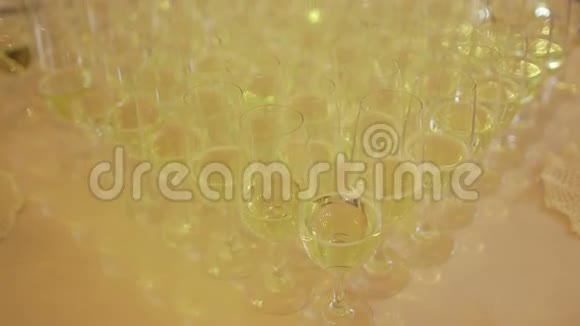 婚礼时桌上的装饰香槟长笛视频的预览图