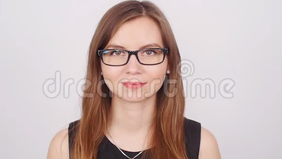 可爱的带眼镜的年轻商务女性视频的预览图
