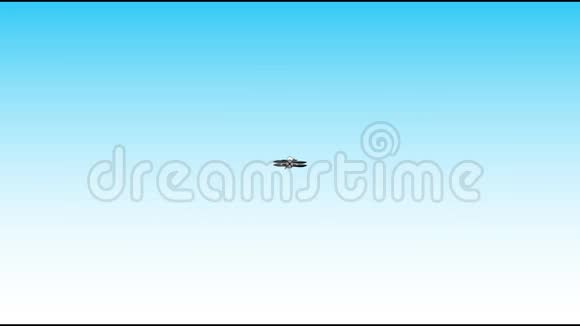 小飞机在天空中飞行接近视频的预览图