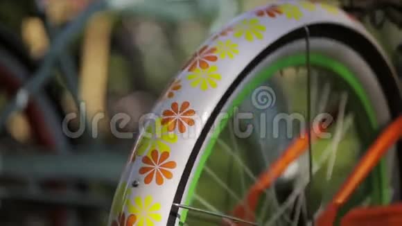 在夏日里一辆五颜六色的自行车旋转着平底锅视频的预览图