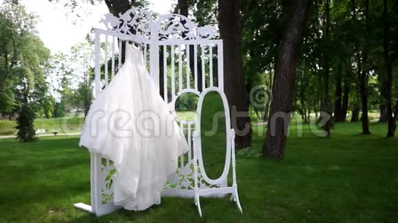 婚纱挂在美丽的花园里视频的预览图