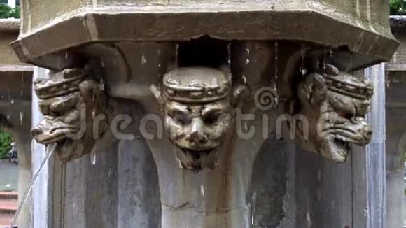 古老的喷泉水滴沿着雕塑的脸流下来视频的预览图
