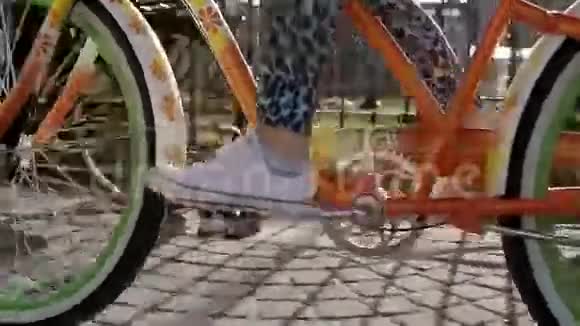 三个女孩在夏天的晚上骑自行车踏板和喘息集中在视频的预览图