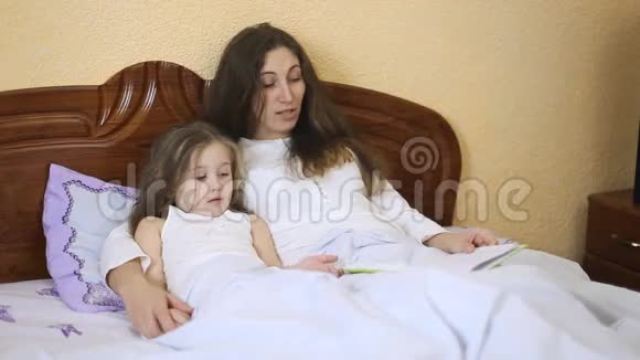 母女在读童话视频的预览图