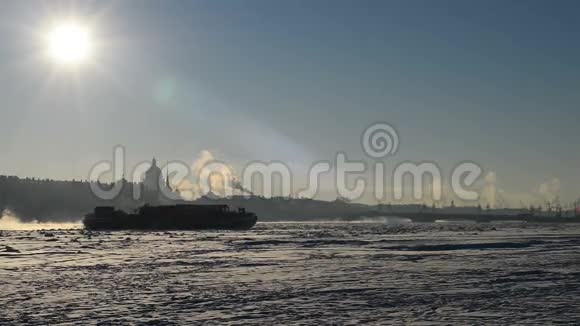 在圣彼得堡的冬天破冰船沿着涅瓦河漂浮视频的预览图