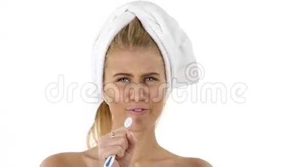 漂亮的女人对着牙刷唱歌关门视频的预览图