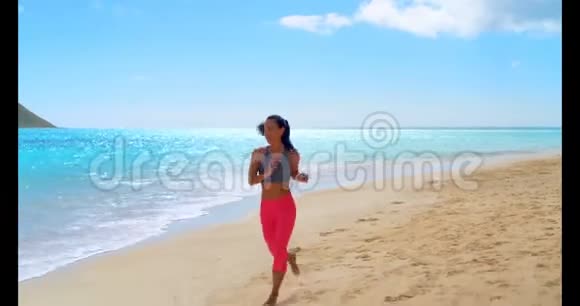 女人在海滩慢跑4K视频的预览图