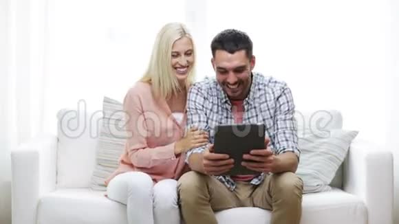 带平板电脑在家观看照片的幸福夫妇视频的预览图