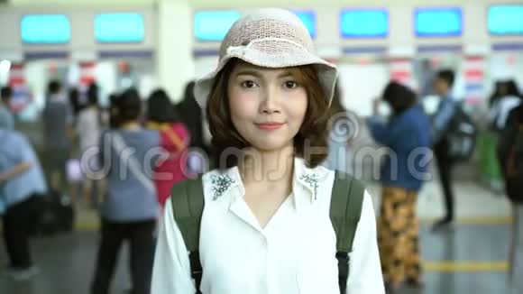 快乐的亚洲女人在火车站等火车在夏天旅行泰国旅游概念视频的预览图