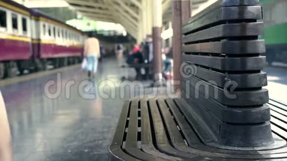 快乐的亚洲女人在火车站等火车在夏天旅行泰国旅游概念视频的预览图
