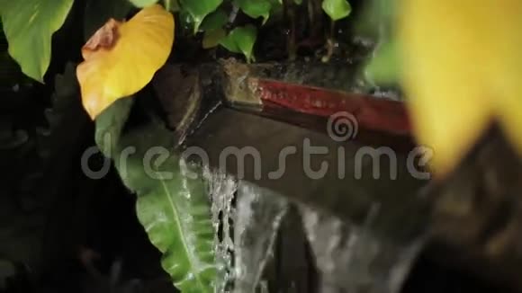 水倒进大桶里小喷泉一天境界冥想视频的预览图