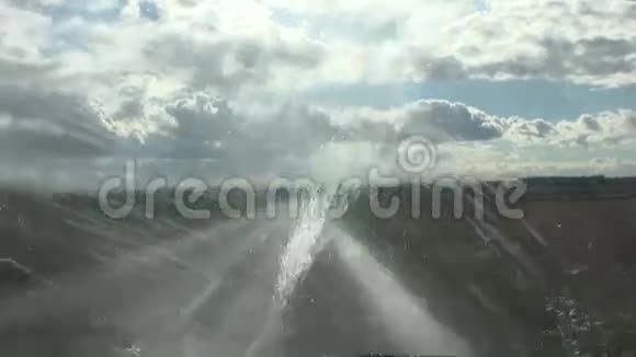 汽车挡风玻璃毒蛇在运动清洗车窗视频的预览图