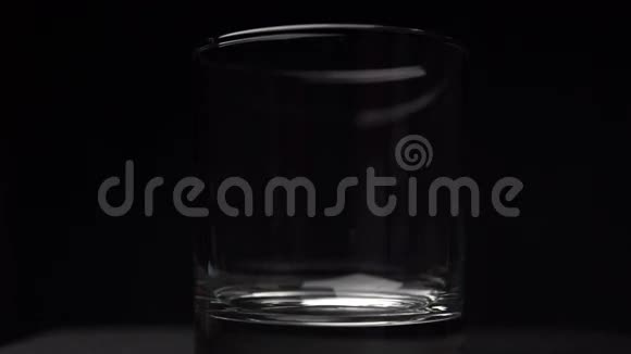 玻璃水中泡腾抗酸片剂视频的预览图