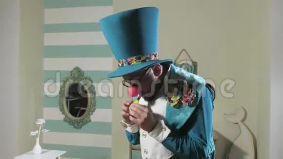 魔术师用气球4k表演魔术视频的预览图