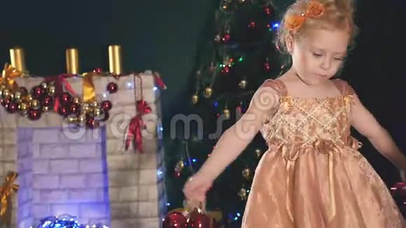 可爱的小女孩跳舞背景装饰圣诞树视频的预览图